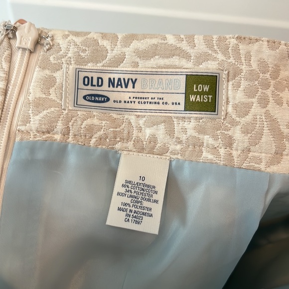 Beautiful cream floral skirt, gorgeous paired w/sweater for a holiday look! - Picture 4 of 5